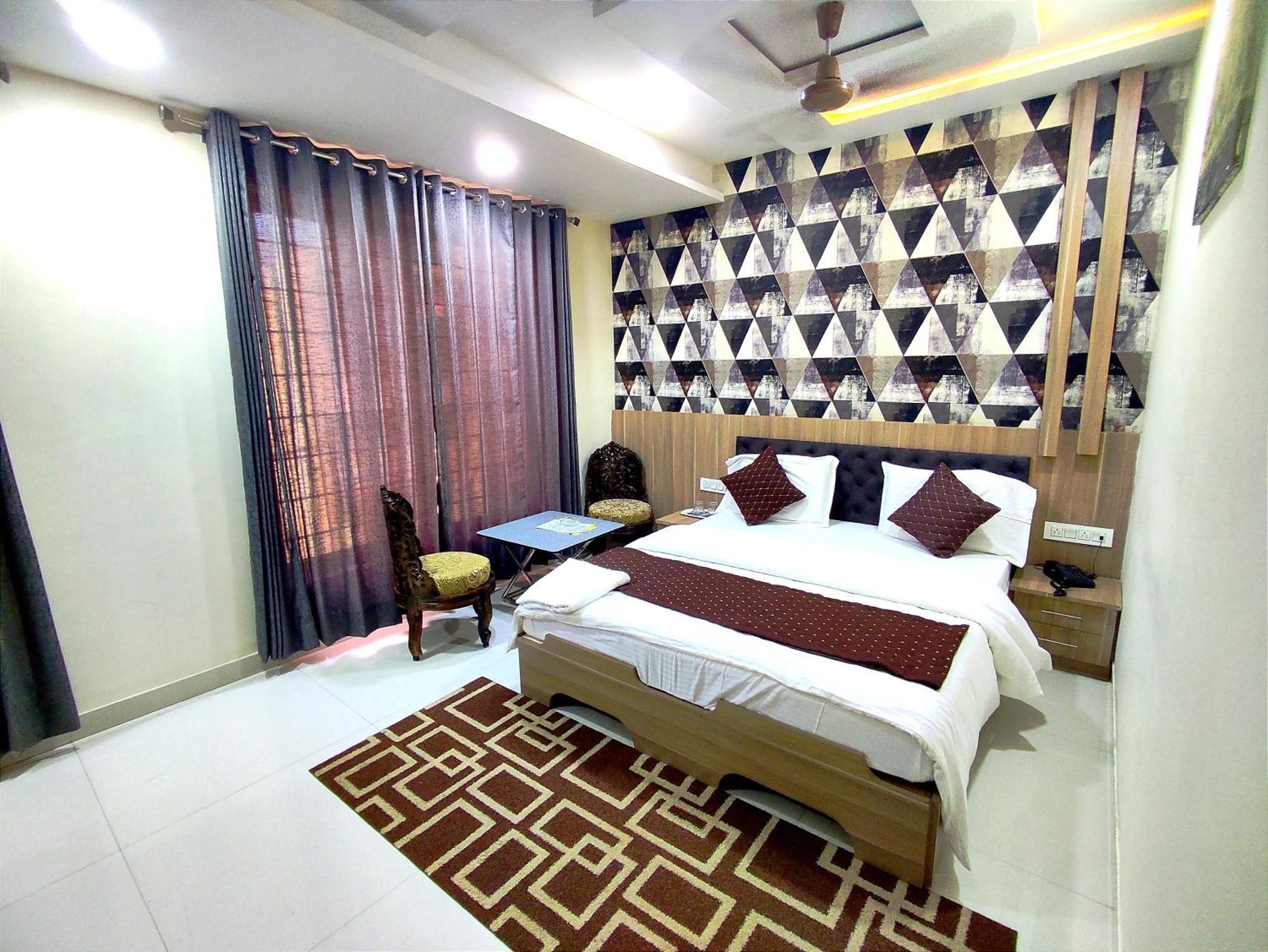 Hotel Amigo Ratlam Ngoại thất bức ảnh